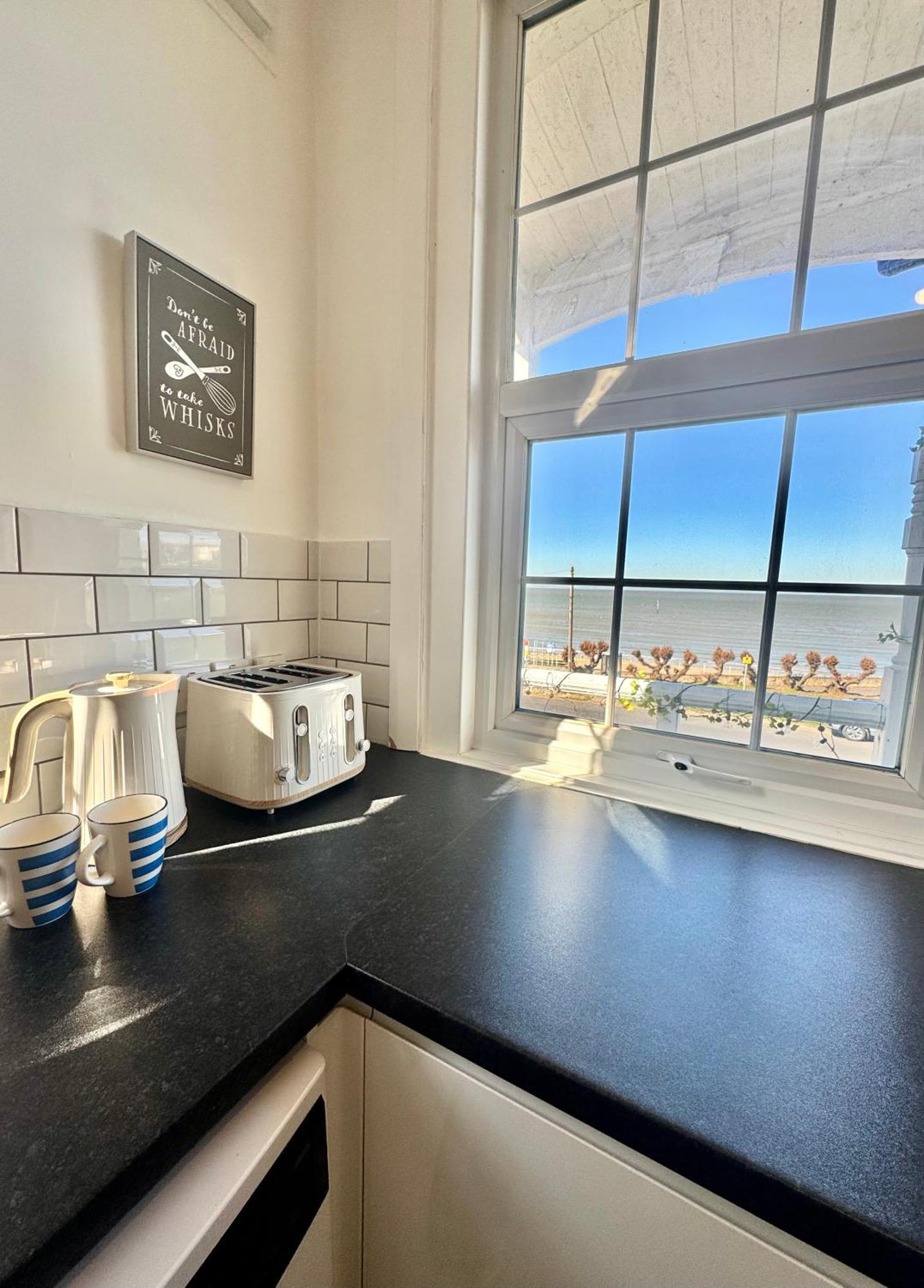 شقة A View Of The Bay- Panoramic Sea Views- Sleeps 4 Westgate-on-Sea المظهر الخارجي الصورة